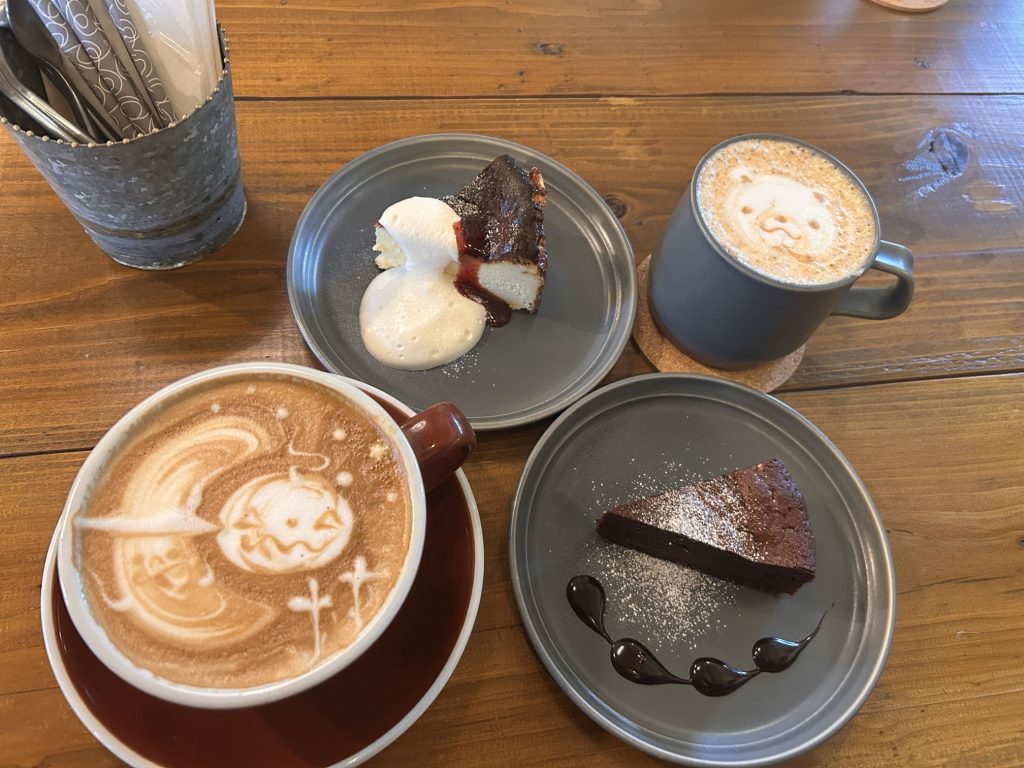 カフェオレ、チャイ、チーズケーキ、ガトーショコラ