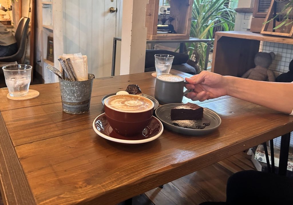 ケーキとドリンクと内観